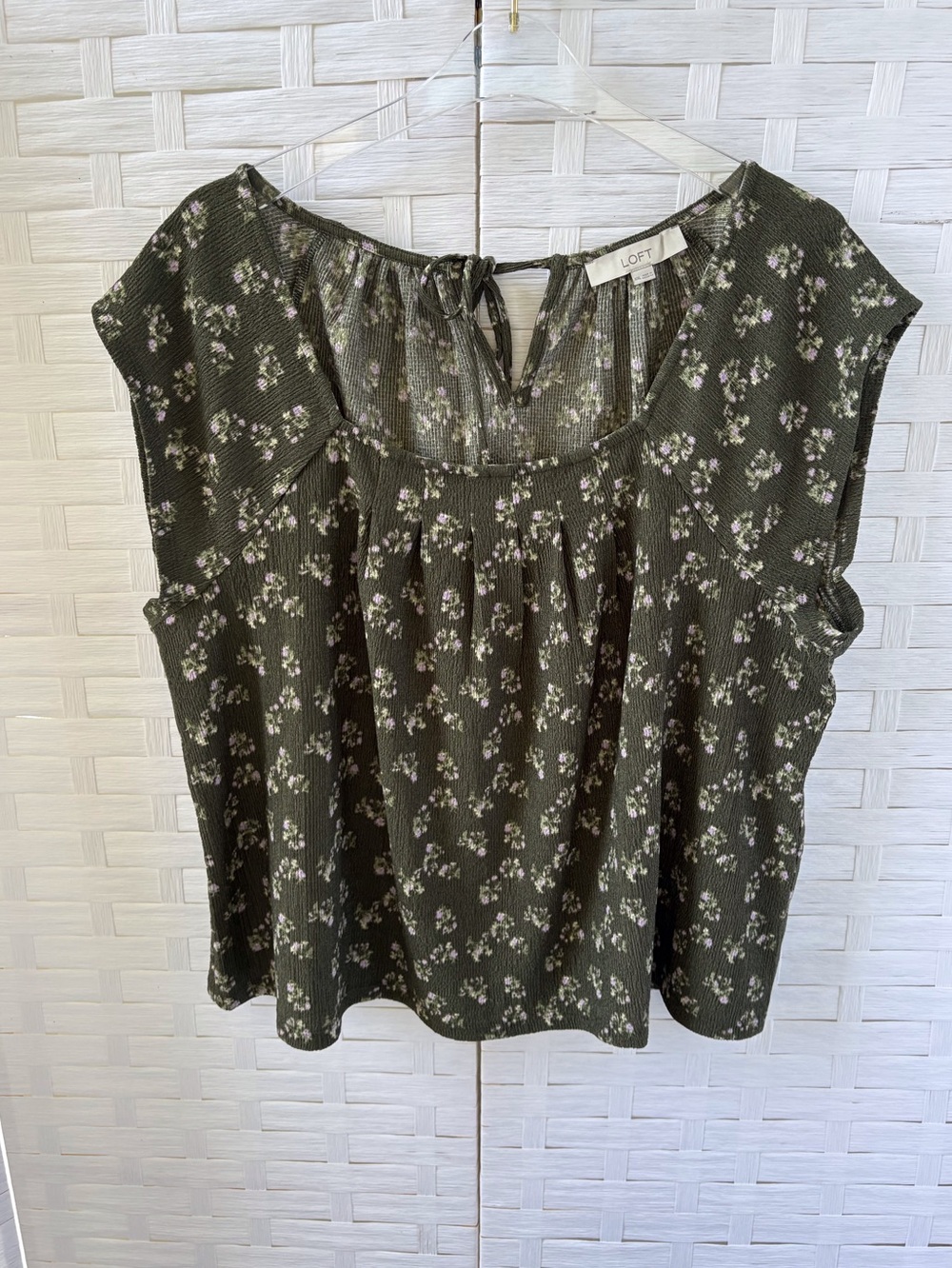 Loft XXL Olive Green Short Sleeve Pleated Keyhole Back Top Floral Office Boho